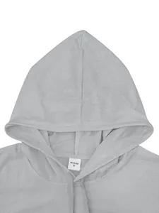 Detalle de chaleco deportivo con capucha gris claro para hombre con etiqueta de talla M