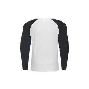 Rückansicht des Herren Waffelstrick Raglan-Shirts mit Kontrastärmeln und Stoffstruktur.