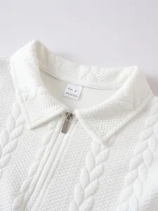 Gros plan détaillé d'un sweat-shirt à col zippé blanc pour homme avec texture matelassée