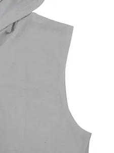 Primer plano de chaleco deportivo gris con capucha que muestra textura y costuras de hombro