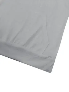 Detalle del bolsillo de canguro y el dobladillo acanalado de una camiseta con capucha gris