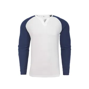 Detailansicht der Waffelstruktur und Raglanärmel dieses schmal geschnittenen Herrenshirts.