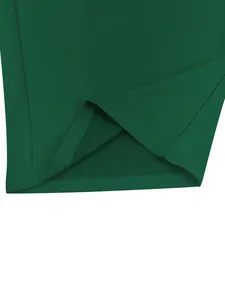Dettaglio dell'orlo e delle cuciture dei pantaloncini da uomo in tinta unita verde scuro