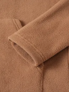 Detailweergave van de manchet van het bruine fleece sweatshirt met mooie stiksels