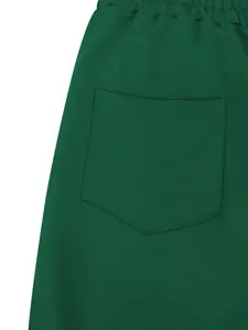 Dettaglio ravvicinato di pantaloncini verdi da uomo con tasca posteriore e trama tessuto