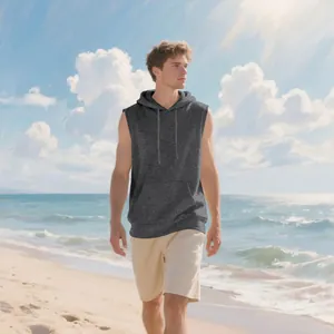 Primer plano de sudadera sin mangas con capucha para hombre en la playa, ideal para fitness.