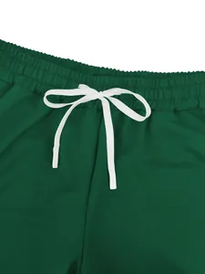 Dettaglio della vita di pantaloncini verde scuro da uomo con fiocco in coulisse bianco