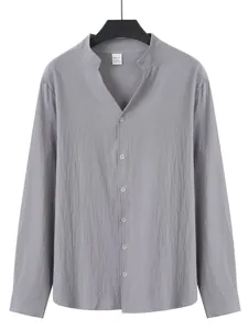 Vue détaillée d'une chemise grise en lin à manches longues pour hommes avec col mao