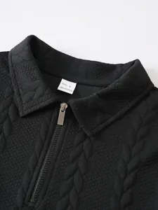 Gros plan sur le tissu texturé et la fermeture éclair métallique d'un sweat-shirt noir pour homme