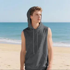Chaleco con capucha de fitness gris sin mangas para hombre en entorno de playa