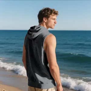 Camiseta deportiva gris sin mangas con capucha para hombre, vista de espalda.