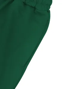 Vista macro dettagliata della tasca laterale e della vita elastica di pantaloncini verde scuro