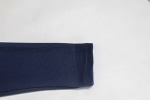 Nahaufnahme der marineblauen Waffelstrickstruktur am Ärmelbündchen des Herren-Unterhemds.