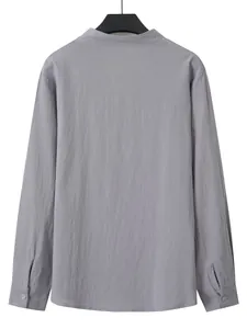 Vue arrière d'une chemise en lin grise à manches longues pour hommes, texture de tissu