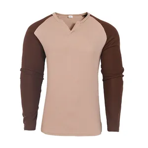 Detailansicht des Waffelstrickstoffs an einem Herren-Raglanärmel-Colorblock-Top
