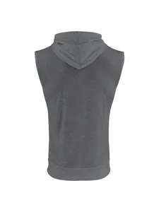 Vista trasera de un chaleco con capucha sin mangas para hombres en gris oscuro con corte deportivo