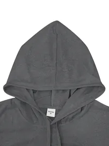 Detalle de un chaleco deportivo gris con capucha y etiqueta de talla blanca interior