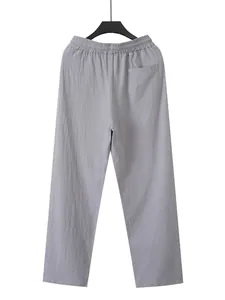 Vue arrière d'un pantalon en lin gris clair avec taille élastique et une poche arrière simple
