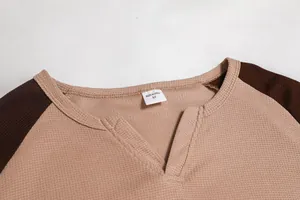 Nahaufnahme des Ausschnitts eines farblich abgesetzten Herren-Waffelstrickoberteils