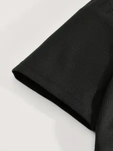 Vista macro dettagliata del tessuto a nido d'ape nero di alta qualità sulla maglia da uomo.