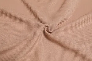 Nahaufnahme von atmungsaktivem Waffelstrick in Hellbraun für Herren-Slim-Fit-Shirts