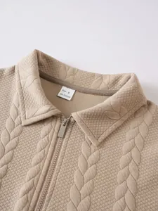 Détail d'un sweat-shirt beige pour homme avec demi-zip, maille torsadée et col polo