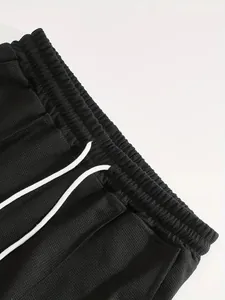 Primo piano di pantaloncini sportivi neri da uomo in maglia a nido d'ape con coulisse
