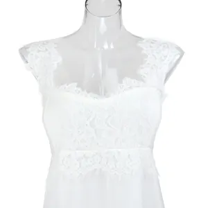 Detailopname van het witte bloemenkant op een elegante avondjurk voor dames.