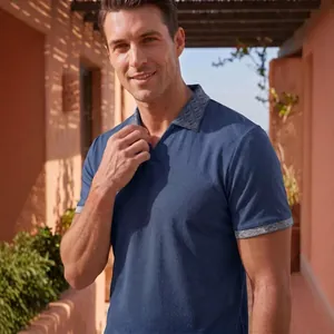Herren-Poloshirt in Blau mit Waffelstruktur und geometrischem Muster am Kragen im Freien