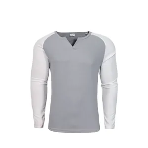 Detailansicht eines schmal geschnittenen Waffelstrick-Langarmshirts in Grau und Weiß