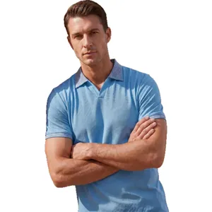 Klassisches hellblaues Herren-Poloshirt mit kurzen Ärmeln und strukturierter Oberfläche