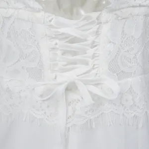 Gedetailleerde detailopname van wit kant en korset-stijl vetersluiting op een jurk