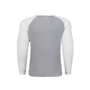 Rückansicht eines schmal geschnittenen Waffelstrick-Raglan-Shirts für Herren in Grau und Weiß
