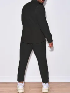Vue arrière d'un ensemble décontracté en lin noir pour homme avec chemise et pantalon