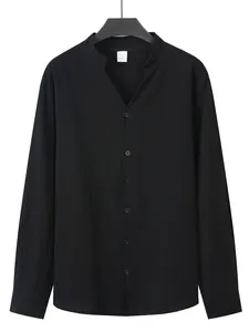 Détail d'une chemise en lin noire à manches longues pour hommes avec col officier