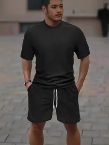 Completo uomo t-shirt e pantaloncini neri in tessuto a nido d'ape per fitness e sport