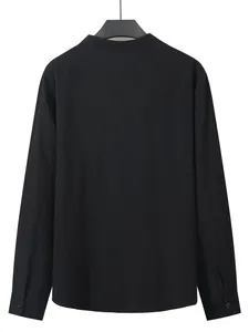 Vue arrière d'une chemise décontractée en lin noir pour homme à manches longues
