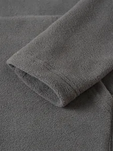 Detailopname van donkergrijze zachte fleecestof en mouwboord van een herensweatshirt
