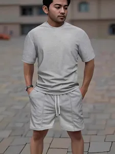 Completo t-shirt e pantaloncini grigi in maglia a nido d'ape da uomo per fitness