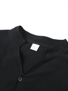 Gros plan du col d'une chemise en lin noir pour homme avec étiquette de taille
