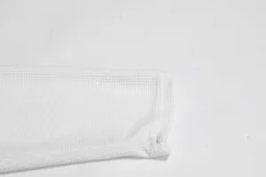 Detaillierte Makroansicht der Textur von weißem Waffelstrickstoff und Ärmelnähten