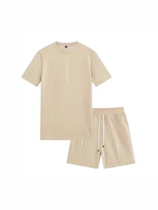Completo sportivo da uomo t-shirt e pantaloncini beige in maglia a nido d'ape su sfondo bianco