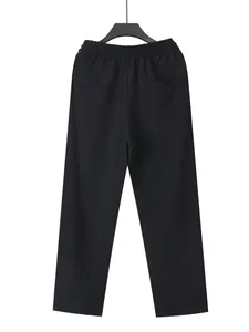 Vue arrière d'un pantalon en lin noir pour hommes avec taille élastique et poche arrière