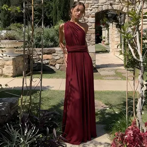 Burgunderrote Abendrobe mit eleganten Falten in einer Gartenumgebung