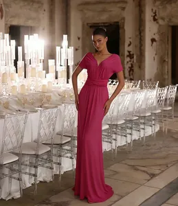 Elegantes magentafarbenes Multi-Way-Abendkleid in einer luxuriösen Banketthalle