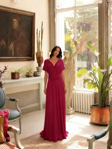 Elegantes magentafarbenes Wickel-Maxikleid in einem luxuriösen Vintage-Innenraum präsentiert