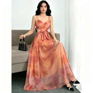 Detailansicht des fließenden orangefarbenen Maxikleids aus Chiffon mit Cut-Out-Taille
