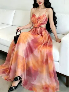 Elegantes Maxikleid mit orangefarbenem Blumendruck und modischen Taillenausschnitten