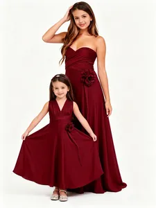 Vestidos de noche burdeos a juego para madre e hija con elegantes detalles florales