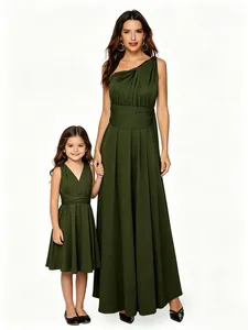 Foto de estudio de vestidos a juego verde oscuro para madre e hija para eventos